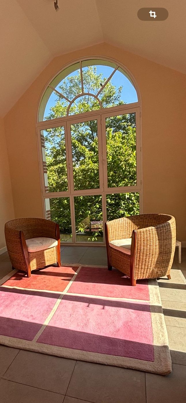 L’espace d’accueil du cabinet, baigné de lumière face au jardin
